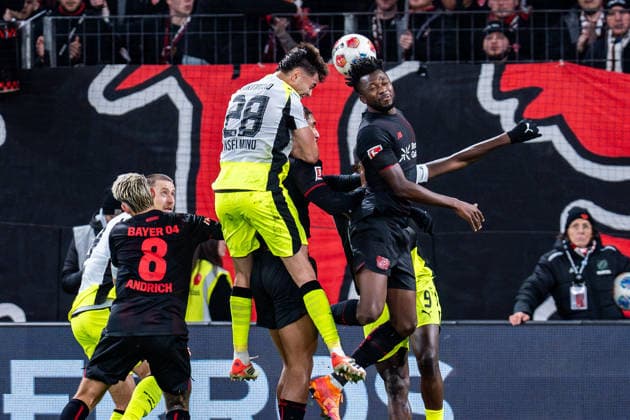 29.11.2025, Bayer 04 Leverkusen vs. Borussia Dortmund, 1. Bundesliga, 12. Spieltag Tor zum 0:1 durch Aaron Anselmino (Borussia Dortmund 28) hier der Kopfball Schuss Edmond Tapsoba (Bayer 04 Leverkusen, 12) Robert Andrich (Bayer 04 Leverkusen, 8) Felix Nmecha (Borussia Dortmund, 8) Wichtiger Hinweis: Gemaess den Vorgaben der DFL Deutsche Fussball Liga bzw. des DFB Deutscher Fussball-Bund ist es untersagt, in dem Stadion und oder vom Spiel angefertigte Fotoaufnahmen in Form von Sequenzbildern und oder videoaehnlichen Fotostrecken zu verwerten Copyright: xBahhoxKarax