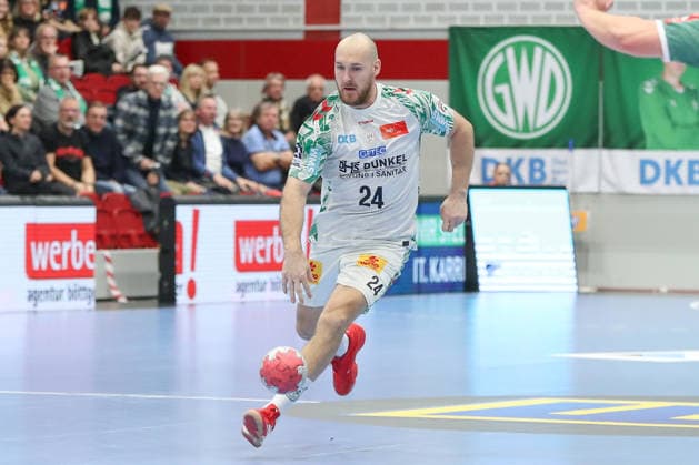 29.11.2025, xgox, Handball - Daikin HBL GWD Minden - SC Magdeburg emspor, v.l. Christian O Sullivan (Magdeburg, 24) am Ball, plays the ball Luebbecke