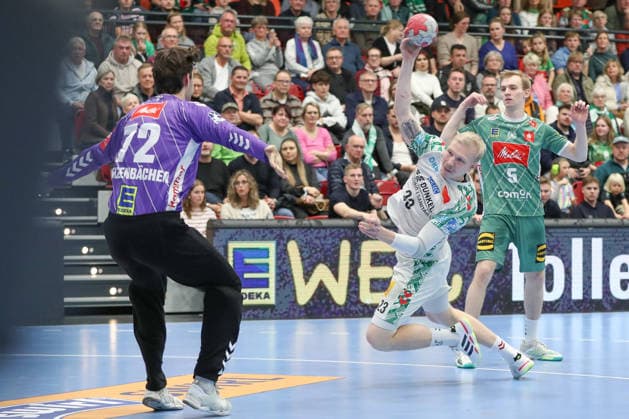 29.11.2025, xgox, Handball - Daikin HBL GWD Minden - SC Magdeburg emspor, v.l. Magnus Saugstrup (Magdeburg, 23) wirft Tor, Torschuetze, erzielt Tor, Treffer, scores the goal Luebbecke