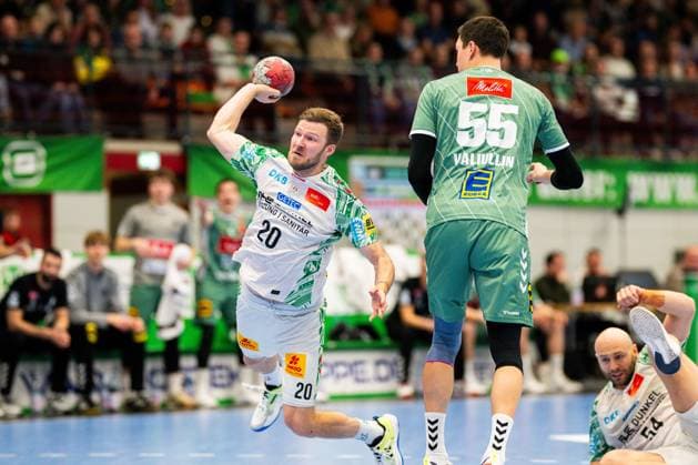 29.11.2025 - Handball, 2025 2026, 1. Bundesliga, 14. Spieltag, GWD Minden - SC Magdeburg: (L-R) Philipp Weber (Magdeburg), Azat Valiullin (Minden)