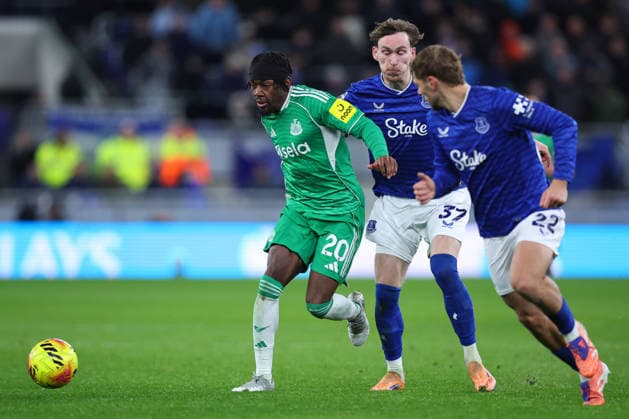 Everton v Newcastle United - Premier League Anthony Elanga of Newcastle United, James Garner and Kiernan Dewsbury-Hall of Everton challenge during the Premier League match between Everton and Newcastle United at Hill Dickinson Stadium on November 29, 2025 in Liverpool, England. Liverpool Hill Dickinson Stadium England United Kingdom Copyright: xEdxSykes Sportsphoto APLx 14143276