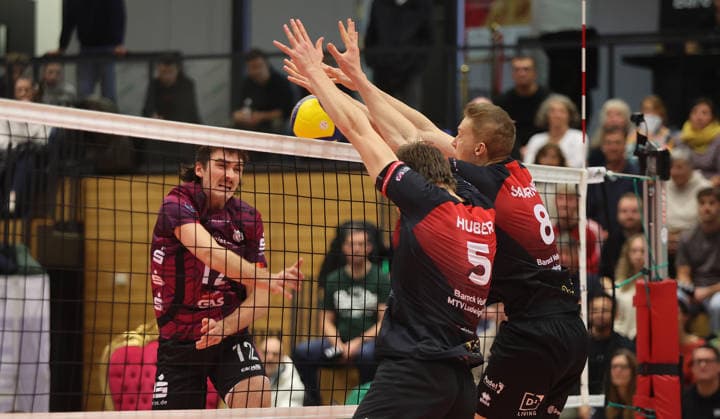 Ludwigsburg , Volleyball Bundesliga , Barock Volleys MTV Ludwigsburg vs. Energiequelle Netzhoppers KW Königs Wusterhausen , von links: Isaiah Olfert ( KW ) Jan Huber Tomi Saarinen ( Ludwigsburg )