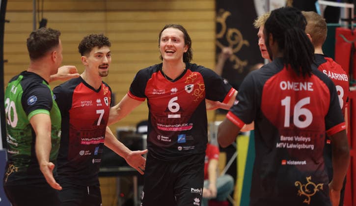 Ludwigsburg , Volleyball Bundesliga , Barock Volleys MTV Ludwigsburg vs. Energiequelle Netzhoppers KW Königs Wusterhausen , Jubel Ludwigsburg , mitte: Ben-Simon Bonin