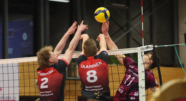 Ludwigsburg , Volleyball Bundesliga , Barock Volleys MTV Ludwigsburg vs. Energiequelle Netzhoppers KW Königs Wusterhausen , von links: Philipp Herrmann Tomi Saarinen ( Ludwigsburg ) Theo Timmermann ( KW )