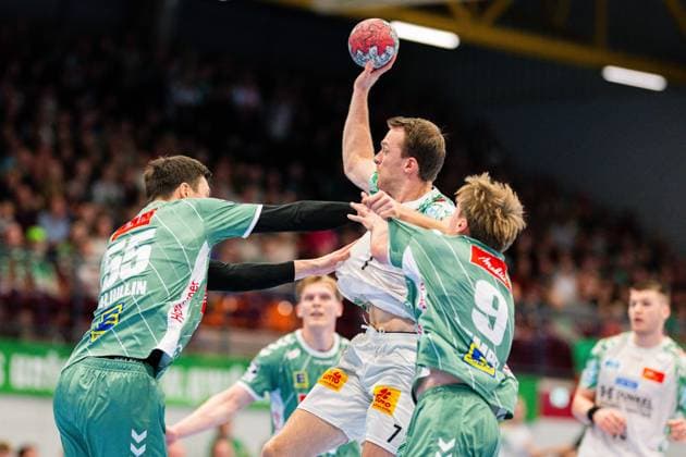 29.11.2025 - Handball, 2025 2026, 1. Bundesliga, 14. Spieltag, GWD Minden - SC Magdeburg: (L-R) Azat Valiullin (Minden), Felix Claar (Magdeburg), Morten Hempel Jensen (Minden)