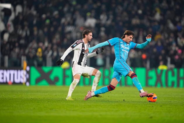 JuventusÕs Manuel Locatelli fights for the ball with Cagliari s Gennaro Borrelli during the Serie A soccer match between Juventus Fc and Cagliariat the Juventus Stadium in Turin, north west Italy - November 29, 2025. - Soccer  Copyright: xFabioxFerrari LaPressex