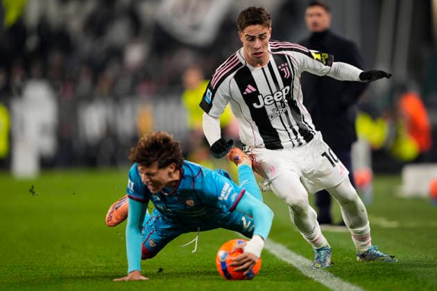 JuventusÕs Kenan Yildiz fights for the ball with Cagliari s Marco Palestra during the Serie A soccer match between Juventus Fc and Cagliariat the Juventus Stadium in Turin, north west Italy - November 29, 2025. - Soccer  Copyright: xFabioxFerrari LaPressex