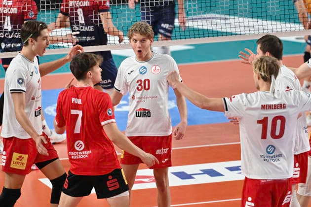 GER; 1.VBL, SVG Lueneburg vs SV Warnemuende 29.11.2025, LKH Arena, Lueneburg, GER; 1. VBL, SVG Lueneburg vs SV Warnemuende im Bild die Mannschaft aus Warnemuende jubelt