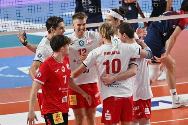GER; 1.VBL, SVG Lueneburg vs SV Warnemuende 29.11.2025, LKH Arena, Lueneburg, GER; 1. VBL, SVG Lueneburg vs SV Warnemuende im Bild die Mannschaft aus Warnemuende jubelt