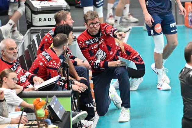 GER; 1.VBL, SVG Lueneburg vs SV Warnemuende 29.11.2025, LKH Arena, Lueneburg, GER; 1. VBL, SVG Lueneburg vs SV Warnemuende im Bild Trainer Stefan Huebner (Hübner Lueneburg) redet mit den Spielern auf der Bank