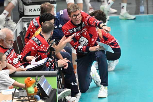 GER; 1.VBL, SVG Lueneburg vs SV Warnemuende 29.11.2025, LKH Arena, Lueneburg, GER; 1. VBL, SVG Lueneburg vs SV Warnemuende im Bild Trainer Stefan Huebner (Hübner Lueneburg) redet mit den Spielern auf der Bank