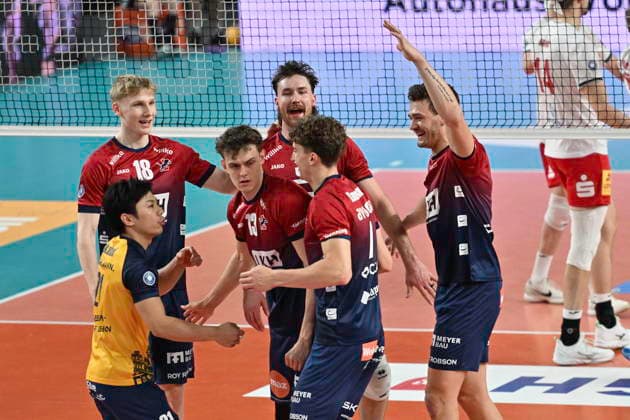 GER; 1.VBL, SVG Lueneburg vs SV Warnemuende 29.11.2025, LKH Arena, Lueneburg, GER; 1. VBL, SVG Lueneburg vs SV Warnemuende im Bild die Mannschaft aus Lueneburg jubelt