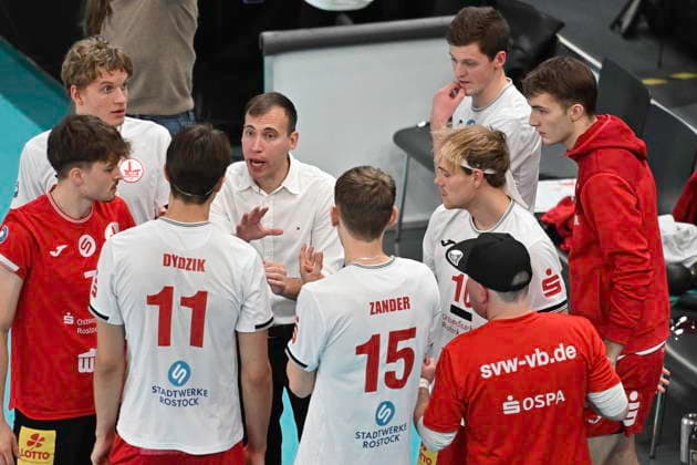 GER; 1.VBL, SVG Lueneburg vs SV Warnemuende 29.11.2025, LKH Arena, Lueneburg, GER; 1. VBL, SVG Lueneburg vs SV Warnemuende im Bild Trainer Maurizio Forte (Warnemuende) spricht mit seiner Mannschaft