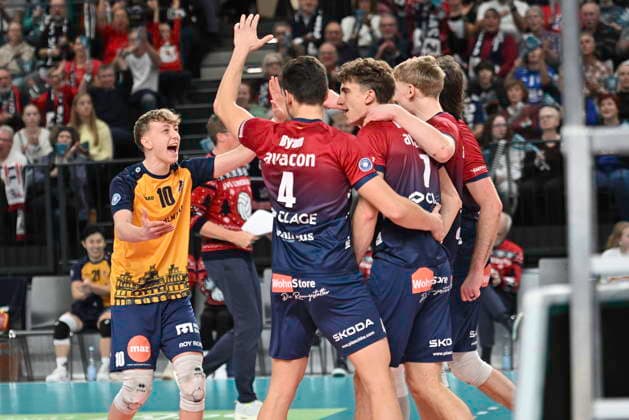 GER; 1.VBL, SVG Lueneburg vs SV Warnemuende 29.11.2025, LKH Arena, Lueneburg, GER; 1. VBL, SVG Lueneburg vs SV Warnemuende im Bild die Mannschaft aus Lueneburg jubelt