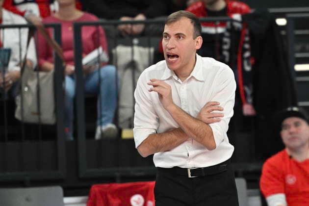GER; 1.VBL, SVG Lueneburg vs SV Warnemuende 29.11.2025, LKH Arena, Lueneburg, GER; 1. VBL, SVG Lueneburg vs SV Warnemuende im Bild Trainer Maurizio Forte (Warnemuende)
