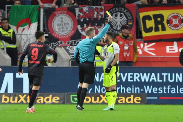 Yan Couto (Borussia Dortmund) erhaelt die gelbe Karte waehrend des spiels der Bundesliga zwischen Bayer 04 Leverkusen und Borussia Dortmund, BayArena am 29. November 2025 in Leverkusen, Deutschland. (Foto von Oliver Kaelke DeFodi Images) +++ Yan Couto (Borussia Dortmund) gets the yellow card during the Bundesliga match between Bayer 04 Leverkusen and Borussia Dortmund at BayArena on November 29, 2025 in Leverkusen, Germany. (Photo by Oliver Kaelke DeFodi Images) DFL regulations prohibit any use of photographs as image sequences and or quasi-video. (Photo by Oliver Kaelke DeFodi Images)