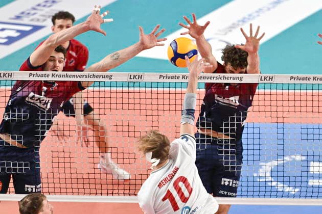 GER; 1.VBL, SVG Lueneburg vs SV Warnemuende 29.11.2025, LKH Arena, Lueneburg, GER; 1. VBL, SVG Lueneburg vs SV Warnemuende im Bild Christopher Byam (Lueneburg 04) und Joscha Kunstmann (Lueneburg 07) versuchen sich gegen Tommy Mehlberg (Warnemuende 10) durchzusetzen