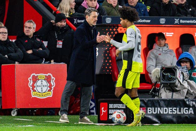 29.11.2025, Bayer 04 Leverkusen vs. Borussia Dortmund, 1. Bundesliga, 12. Spieltag Karim Adeyemi (Borussia Dortmund, 27) Auswechselung Niko Kovac (Borussia Dortmund, Trainer) Wichtiger Hinweis: Gemaess den Vorgaben der DFL Deutsche Fussball Liga bzw. des DFB Deutscher Fussball-Bund ist es untersagt, in dem Stadion und oder vom Spiel angefertigte Fotoaufnahmen in Form von Sequenzbildern und oder videoaehnlichen Fotostrecken zu verwerten Copyright: xBahhoxKarax