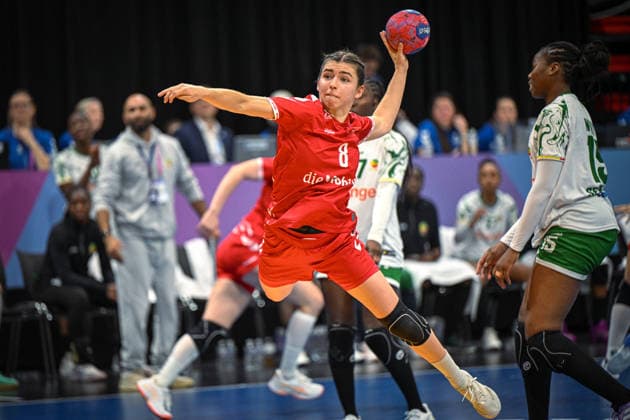 Niederlande, Handball, Weltmeisterschaft der Frauen 2025, Schweiz vs Senegal, 29.11.2025, Maaspoort Sports & Events, s-Hertogenbosch, Niederlande, Mia Emmenegger (Schweiz, 8) beim Torwurf Copyright: xMarkusxVerwimpx