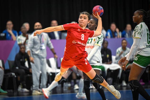 Niederlande, Handball, Weltmeisterschaft der Frauen 2025, Schweiz vs Senegal, 29.11.2025, Maaspoort Sports & Events, s-Hertogenbosch, Niederlande, Mia Emmenegger (Schweiz, 8) beim Sprungwurf Copyright: xMarkusxVerwimpx