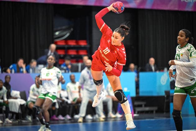 Niederlande, Handball, Weltmeisterschaft der Frauen 2025, Schweiz vs Senegal, 29.11.2025, Maaspoort Sports & Events, s-Hertogenbosch, Niederlande, Daphne Gautschi (Schweiz, 10) beim Sprungwurf Copyright: xMarkusxVerwimpx