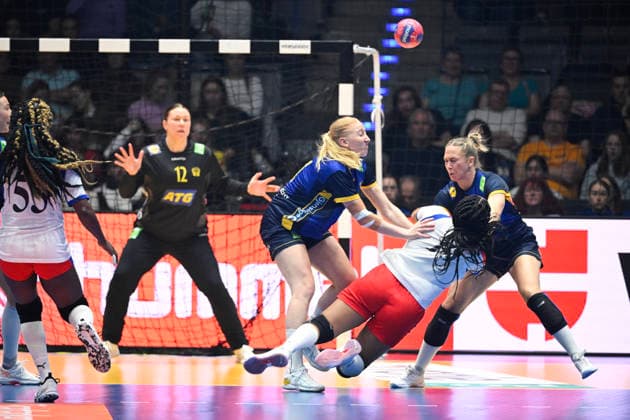 STUTTGART, TYSKLAND 20251129 Sveriges AXNER Tyra AxnÃ r och Kubas Lorena AidÃ Tellez Delgado under lördagens gruppspelsmatch i grupp G i damernas handbolls-VM mellan Sverige och Kuba i Porsche Arena i Stuttgart, Tyskland.