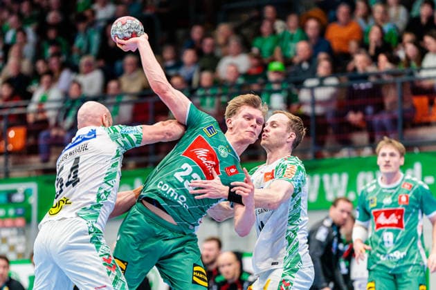 v.l. Oscar Bergendahl (SC Magdeburg, 54), Niclas Benedict Heitkamp (GWD Minden, 23), Omar Ingi Magnusson (SC Magdeburg, 14) GER, GWD Minden vs. SC Magdeburg, Handball, 1. Bundesliga, 14. Spieltag, Spielzeit 2025 2026, 29.11.2025 GER, GWD Minden vs. SC Magdeburg, Handball, 1. Bundesliga, 14. Spieltag, Spielzeit 2025 2026, 29.11.2025 Luebbecke Copyright: xEibner-Pressefoto JanxRollingerx EP_JSK
