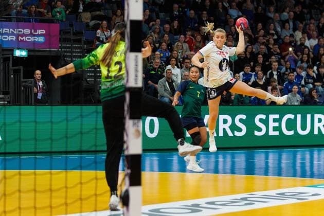 Emilie Margrethe Hovden (Norwegen) trifft gegen Zhannat Aitenova (Kasachstan), Kasachstan vs Norwegen, Handball, IHF Handball Weltmeisterschaft der Frauen, 1. Spieltag, 29.11.2025 Kasachstan vs Norwegen, Handball, IHF Handball Weltmeisterschaft der Frauen, 1. Spieltag, 29.11.2025 Copyright: xEibner-Pressefoto AlexanderxNeisx EP_ANS