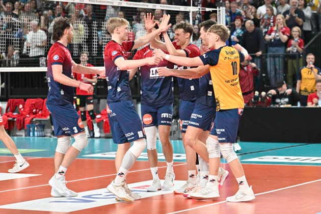 GER; 1.VBL, SVG Lueneburg vs SV Warnemuende 29.11.2025, LKH Arena, Lueneburg, GER; 1. VBL, SVG Lueneburg vs SV Warnemuende im Bild die Mannschaft aus Lueneburg jubelt ueber den Sieg