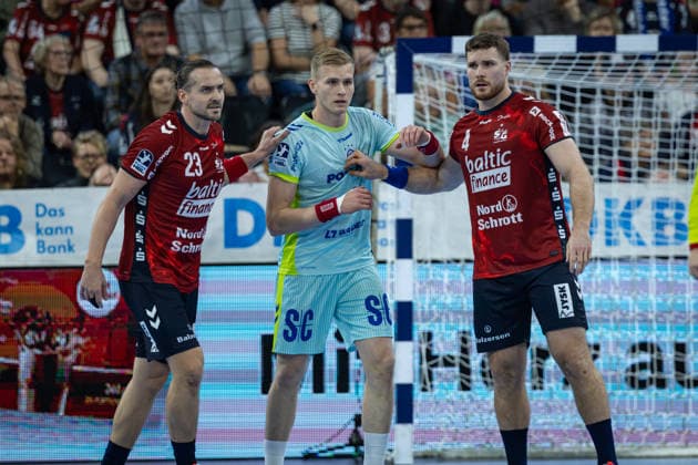DAIKIN HBL: SG Flensburg-Handewitt vs VfL Gummersbach; 29.11.25 Kampf am Kreis Kent Robin Tønnesen (Nr.23, SG Flensburg-Handewitt), Ellidi Snaer Vidarsson (Nr.04, VfL Gummersbach), Johannes Golla (Nr.04, SG Flensburg-Handewitt) DAIKIN HBL: SG Flensburg-Handewitt vs VfL Gummersbach, GP JOULE Arena am 29.11.25 Copyright: xBEAUTIFULxSPORTS MarioxM.xKobergx