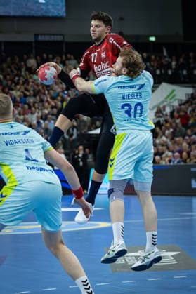 DAIKIN HBL: SG Flensburg-Handewitt vs VfL Gummersbach; 29.11.25 Marko Grgic (Nr.17, SG Flensburg-Handewitt) gegen Tom Kiesler (Nr.30, VfL Gummersbach) DAIKIN HBL: SG Flensburg-Handewitt vs VfL Gummersbach, GP JOULE Arena am 29.11.25 Copyright: xBEAUTIFULxSPORTS MarioxM.xKobergx