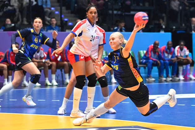STUTTGART, GERMANY 20251129 Sweden s Nina Koppang and Cuba s Schakira Robert Reinoso during Saturday s group stage match in Group G of the Women s Handball World Championship, WM, Weltmeisterschaft between Sweden and Cuba at the Porsche Arena in Stuttgart, Germany.