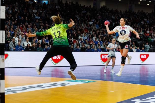 Selma Helen Henriksen (Norwegen) wirft gegen Zhannat Aitenova (Kasachstan), Kasachstan vs Norwegen, Handball, IHF Handball Weltmeisterschaft der Frauen, 1. Spieltag, 29.11.2025 Kasachstan vs Norwegen, Handball, IHF Handball Weltmeisterschaft der Frauen, 1. Spieltag, 29.11.2025 Copyright: xEibner-Pressefoto AlexanderxNeisx EP_ANS