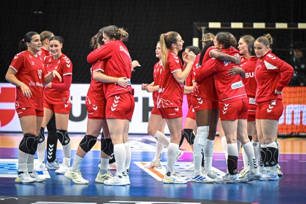 Niederlande, Handball, Weltmeisterschaft der Frauen 2025, Schweiz vs Senegal, 29.11.2025, Maaspoort Sports & Events, s-Hertogenbosch, Niederlande, Schweizer Mannschaft feiert den Sieg Copyright: xMarkusxVerwimpx