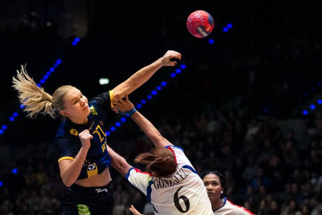 251129 Thea Kylberg of Sweden during the 2025 IHF Women™s World Championship, WM, Weltmeisterschaft handball match between Cuba and Sweden on November 29, 2025 in Stuttgart. Photo: Emma Wallskog BILDBYRAN COP 320 EW0595 handball handboll handball handboll handball bbeng vm handball-vm handbolls-vm ihf handball world championship world handball championship 2025 world championship 2025 cuba sverige sweden dam bbeng bbauto sverige sweden Copyright: EMMAxWALLSKOG BB251129EW020