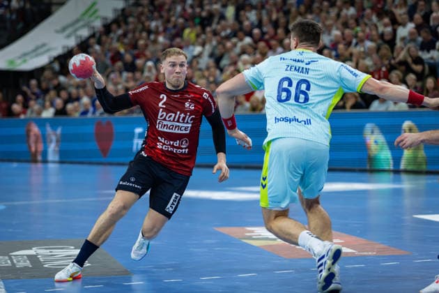 DAIKIN HBL: SG Flensburg-Handewitt vs VfL Gummersbach; 29.11.25 Simon Pytlick (Nr.02, SG Flensburg-Handewitt) gegen Stepan Zeman (Nr.66, VfL Gummersbach) DAIKIN HBL: SG Flensburg-Handewitt vs VfL Gummersbach, GP JOULE Arena am 29.11.25 Copyright: xBEAUTIFULxSPORTS MarioxM.xKobergx