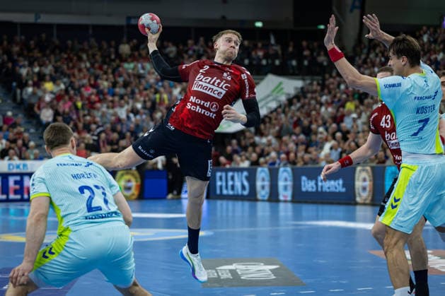 DAIKIN HBL: SG Flensburg-Handewitt vs VfL Gummersbach; 29.11.25 Simon Pytlick (Nr.02, SG Flensburg-Handewitt) im Angriff DAIKIN HBL: SG Flensburg-Handewitt vs VfL Gummersbach, GP JOULE Arena am 29.11.25 Copyright: xBEAUTIFULxSPORTS MarioxM.xKobergx