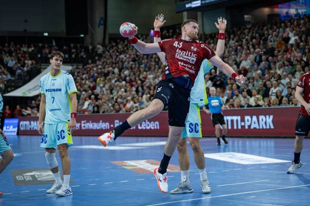 DAIKIN HBL: SG Flensburg-Handewitt vs VfL Gummersbach; 29.11.25 Blaz Blagotinsek (Nr.43, SG Flensburg-Handewitt) im Angriff DAIKIN HBL: SG Flensburg-Handewitt vs VfL Gummersbach, GP JOULE Arena am 29.11.25 Copyright: xBEAUTIFULxSPORTS MarioxM.xKobergx