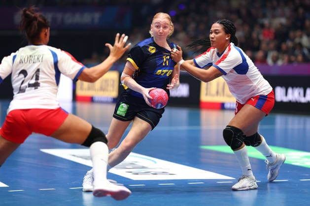 Kuba - Schweden, IHF Handball-WM der Frauen Tyra Axner (Schweden, 11) zwischen Schakira Robert Reinoso (Kuba, 24) und Lorena Aide Tellez Delgado (Kuba, 18). Vorrundenspiel der Handball-WM der Frauen zwischen Kuba und Schweden am 29. November 2025 in der Porsche-Arena in Stuttgart., Stuttgart Baden-Württemberg Deutschland Porsche-Arena