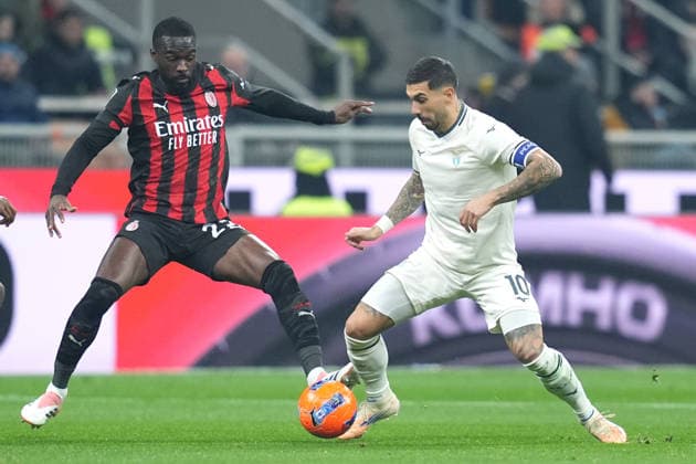 AC Milan s Fikayo Tomori fights for the ball with Lazio™s Mattia Zaccagni during the Serie A soccer match between Milan and Lazio at the San Siro Stadium in Milan , north Italy - Saturday , November 29 , 2025. - Soccer .  Copyright: xSpada LaPressex