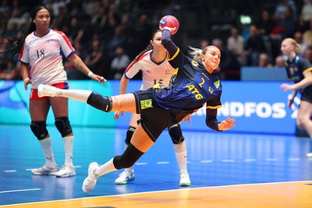 Kuba - Schweden, IHF Handball-WM der Frauen Clara Lerby (Schweden, 2) fliegt in den Kreis. Vorrundenspiel der Handball-WM der Frauen zwischen Kuba und Schweden am 29. November 2025 in der Porsche-Arena in Stuttgart., Stuttgart Baden-Württemberg Deutschland Porsche-Arena