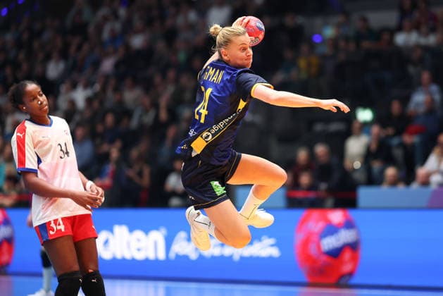Kuba - Schweden, IHF Handball-WM der Frauen Nathalie Hagman (Schweden, 24) vor Jennifer Amanda Toledo Abreu (Kuba, 34). Vorrundenspiel der Handball-WM der Frauen zwischen Kuba und Schweden am 29. November 2025 in der Porsche-Arena in Stuttgart., Stuttgart Baden-Württemberg Deutschland Porsche-Arena
