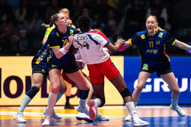 251129 Kristin Thorleifsdottir of Sweden and Jennifer Amanda Toledo Abreu of Cuba during the 2025 IHF Women™s World Championship, WM, Weltmeisterschaft handball match between Cuba and Sweden on November 29, 2025 in Stuttgart. Photo: Emma Wallskog BILDBYRAN COP 320 EW0595 handball handboll handball bbeng vm handball-vm handbolls-vm ihf handball world championship world handball championship 2025 world championship 2025 cuba sverige sweden dam Copyright: EMMAxWALLSKOG BB251129EW032