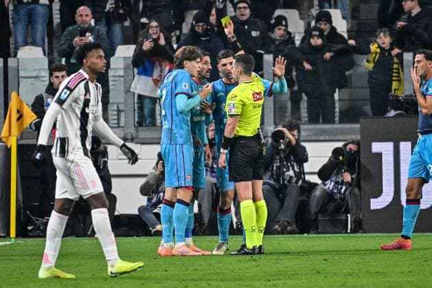 CALCIO - Serie A - Juventus FC vs Cagliari Calcio Alessandro Deiola of Cagliari Calcio, Valerio Crezzini, Arbitro, Referee during Juventus FC vs Cagliari Calcio, Italian soccer Serie A match in Turin, Italy, November 29 2025 Turin Italy  Copyright: xIPAxSport ABACAx