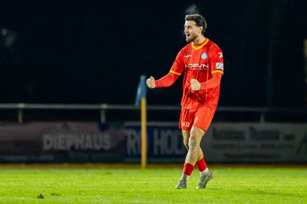 Fussball, Regionalliga Nord, BW Lohne - Bremer SV, 21. Spieltag, Spielzeit 2025 2026, 29.11.2025 Leon Gino Schmidt (Bremer SV 7) jubelt nach dem Abpfiff , Lohne Heinz-Dettmer-Stadion Niedersachsen Deutschland