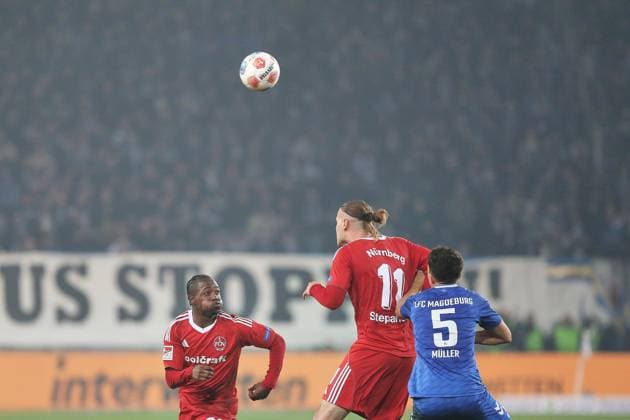 Magdeburg, Sachsen-Anhalt, Deutschland, 29.11.2025: Avnet Arena: 14. Spieltag, Saison 2025 26, 2. Fußball-Bundesliga: 1. FC Magdeburg - 1. FC Nürnberg: Artem Stepanov (11, 1. FC Nürnberg) und Tobias Müller (5, 1. FC Magdeburg) Copyright: xdtsxNachrichtenagenturx dts_96094