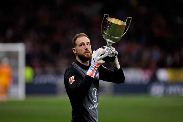 LA LIGA EA Sports - Atletico de Madrid vs Real Oviedo MADRID,SPAIN - 29 November:Jan Oblak of Atletico de Madrid receives the trophy for best goalkeeper in the La liga during the La Liga 2025 26 match between Atletico de Madrid and Real Oviedo at Riyadh Air Metropolitano Stadium. (Photo by Guille Martinez f22photo) Madrid Riyadh Air Metropolitano Stadium Spain Copyright: xGuillermoxMartinezx
