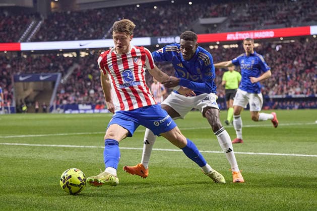 Conor Gallagher (Atletico de Madrid) controls the ball during the LaLiga EA Sports match between AtlÃ tico Madrid v Real Oviedo at Estadio Riyadh Air Metropolitano on November 29, 2025 in Madrid, Spain. (Photo by Manu Reino DeFodi Images)