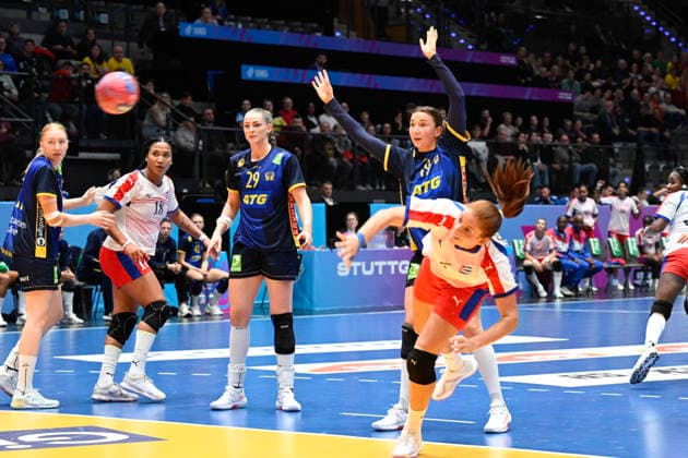 STUTTGART, TYSKLAND 20251129 Sveriges Kristin Thorlefidsdottir, Olivia Lörqvist och Kubas Dianny Regla Gonzalez Romero under lördagens gruppspelsmatch i grupp G i damernas handbolls-VM mellan Sverige och Kuba i Porsche Arena i Stuttgart, Tyskland.