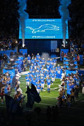 Green Bay Packers vs Detroit Lions DETROIT,MICHIGAN-NOVEMBER 27: Detroit Lions players enter the field prior to an NFL, American Football Herren, USA football game between the Green Bay Packers and the Detroit Lions in Detroit, Michigan USA, on Thursday, November 27, 2025 Detroit Michigan United States  Copyright: xJorgexLemusx originalFilename:lemus-greenbay251127_npZWx.jpg